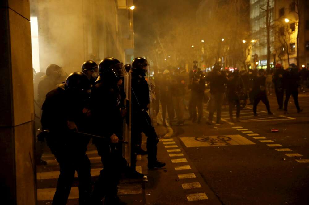 Varios Mossos durante una concentración en apoyo a Pablo Hasél, el rapero condenado a 9 meses de prisión por enaltecimiento del terrorismo e injurias a la corona, este martes en Barcelona. EFE/Toni Albir