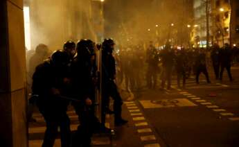 Varios Mossos durante una concentración en apoyo a Pablo Hasél, el rapero condenado a 9 meses de prisión por enaltecimiento del terrorismo e injurias a la corona, este martes en Barcelona. EFE/Toni Albir