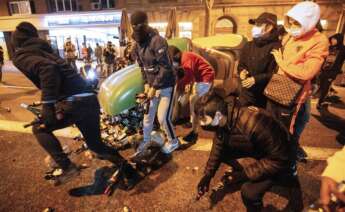 Manifestantes se disponen a lanzar botellas a la policía durante la protesta contra la detención y prisión del rapero Pablo Hasel, hoy martes en Barcelona / EFE