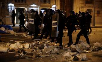 Agentes antidisturbios actúan tras una concentración en apoyo a Pablo Hasél, el rapero condenado a 9 meses de prisión por enaltecimiento del terrorismo e injurias a la corona, este martes en Barcelona