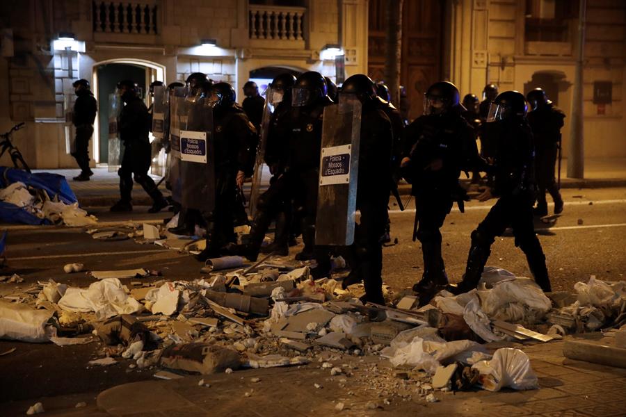 Agentes antidisturbios actúan tras una concentración en apoyo a Pablo Hasél, el rapero condenado a 9 meses de prisión por enaltecimiento del terrorismo e injurias a la corona, este martes en Barcelona