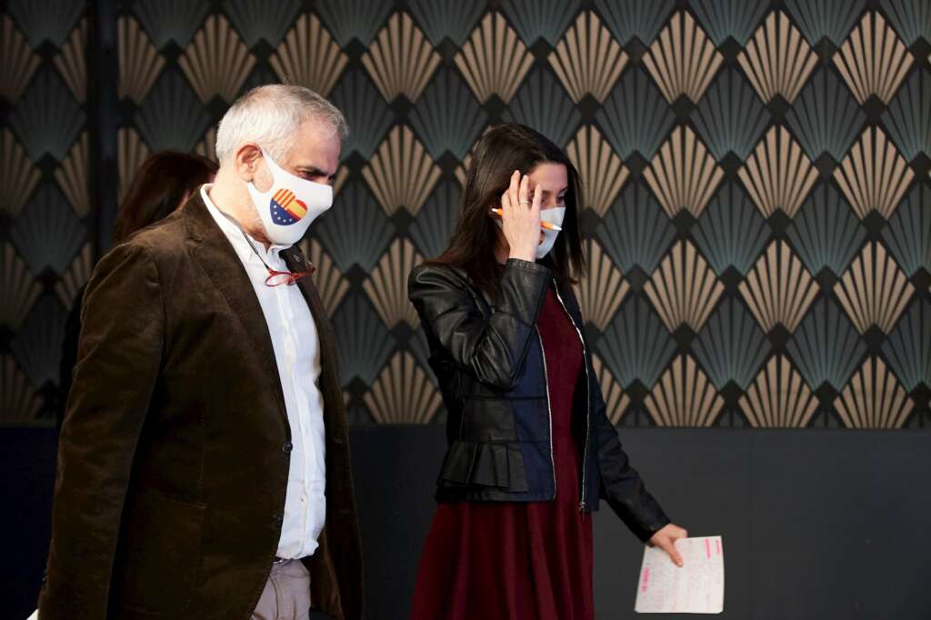 El candidato de Ciudadanos a las elecciones catalanas, Carlos Carrizosa, y la presidenta del partido, Inés Arrimadas, antes de comparecer para valorar los malos resultados obtenidos el 14-F | EFE/AG