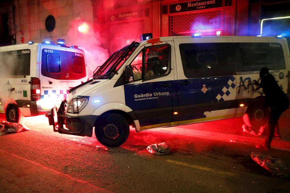 Los manifestantes atacan la comisaría de La Rambla con cócteles molotov durante la marcha para pedir la libertad de Pablo Hasel, hoy sábado en Barcelona. EFE/Alejandro García