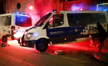 Los manifestantes atacan la comisaría de La Rambla con cócteles molotov durante la marcha para pedir la libertad de Pablo Hasel, hoy sábado en Barcelona. EFE/Alejandro García