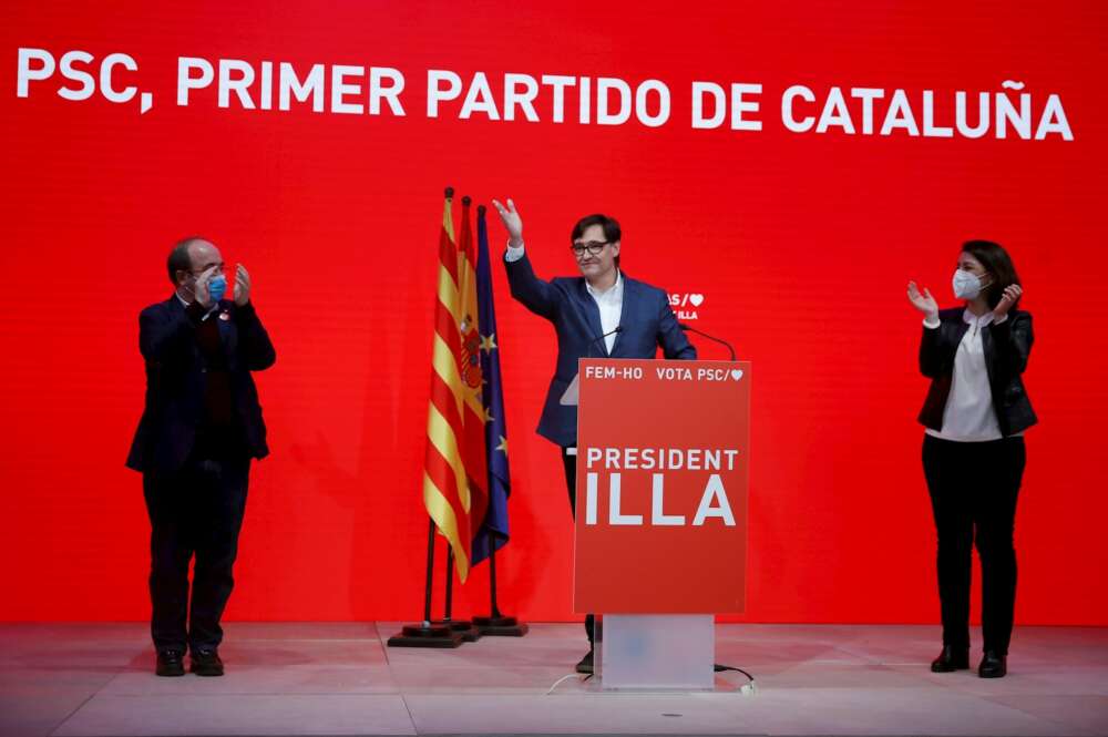 El candidato del PSC, Salvador Illa, celebra el resultado de las elecciones catalanas del 14-F con el secretario del partido, Miquel Iceta, y la número dos, Eva Granados, en Barcelona | EFE/TA