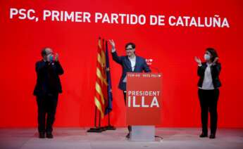El candidato del PSC, Salvador Illa, celebra el resultado de las elecciones catalanas del 14-F con el secretario del partido, Miquel Iceta, y la número dos, Eva Granados, en Barcelona | EFE/TA