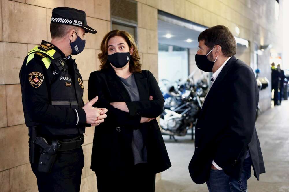 La alcaldesa de Barcelona, Ada Colau, conversa con el responsable de Seguridad del Ayuntamiento de Barcelona, Albert Batlle (d), y con el Jefe de la Guardia Urbana, Pedro Velázquez (i), mientras visita este domingo la comisaría de la Guardia Urbana de la Ramblas. EFE /Quique García