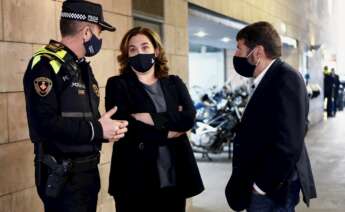 La alcaldesa de Barcelona, Ada Colau, conversa con el responsable de Seguridad del Ayuntamiento de Barcelona, Albert Batlle (d), y con el Jefe de la Guardia Urbana, Pedro Velázquez (i), mientras visita este domingo la comisaría de la Guardia Urbana de la Ramblas. EFE /Quique García