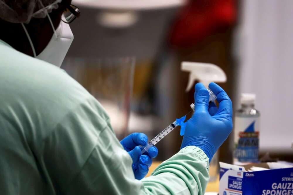 Personal sanitario manipula una de las dosis de la vacuna contra el coronavirus. EFE/Thais Llorca