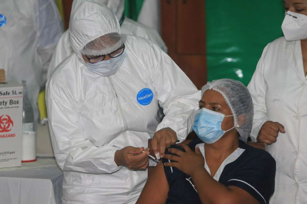 Médicos y enfermeras reciben las primeras las vacunas contra la covid-19, tras la llegada de las primeras 20.000 dosis de la rusa Sputnik V, el 29 de enero de 2021 en el Hospital Japonés de Santa Cruz (Bolivia). EFE/ Juan Carlos Torrejon