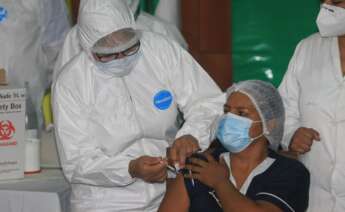 Médicos y enfermeras reciben las primeras las vacunas contra la covid-19, tras la llegada de las primeras 20.000 dosis de la rusa Sputnik V, el 29 de enero de 2021 en el Hospital Japonés de Santa Cruz (Bolivia). EFE/ Juan Carlos Torrejon