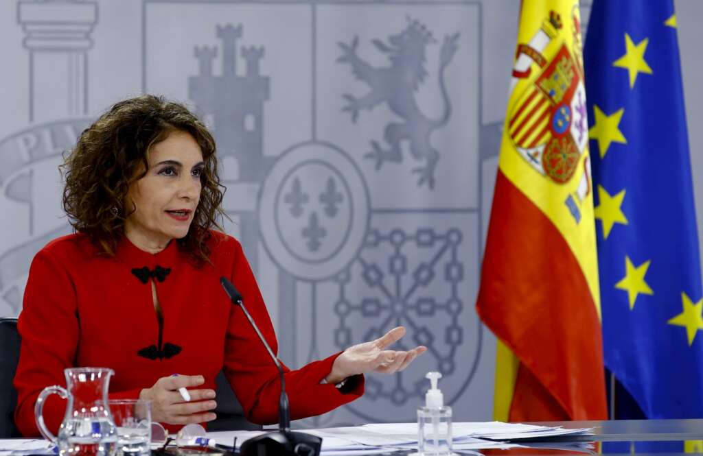 La ministra portavoz del Gobierno, María Jesús Montero, comunica en rueda de prensa la suspensión del tráfico aéreo con Brasil y Sudáfrica tras el Consejo de Ministros. EFE/Ballesteros