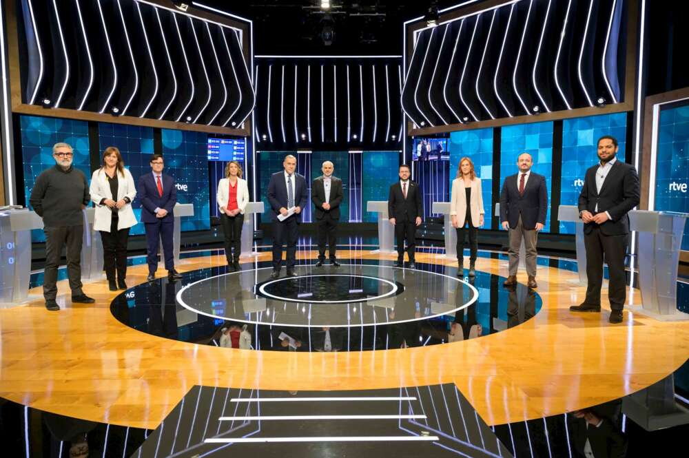De izquierda a derecha: los candidatos Carles Riera (número 2 de la lista de la CUP); Laura Borràs (JxCat), Salvador Illa (PSC), Àngels Chacín (Pdecat), Carlos Carrizosa (Cs), Pere Aragonès (ERC), Jéssica Albiach (En Comú-Podem), Alejandro Fernández (PP) e Ignacio Garriga (Vox), junto al presentador de TVE, Xabier Fortes (centro), en el debate electoral del 14-F emitido el 31 de enero de 2021 | EFE/RTVE/JE