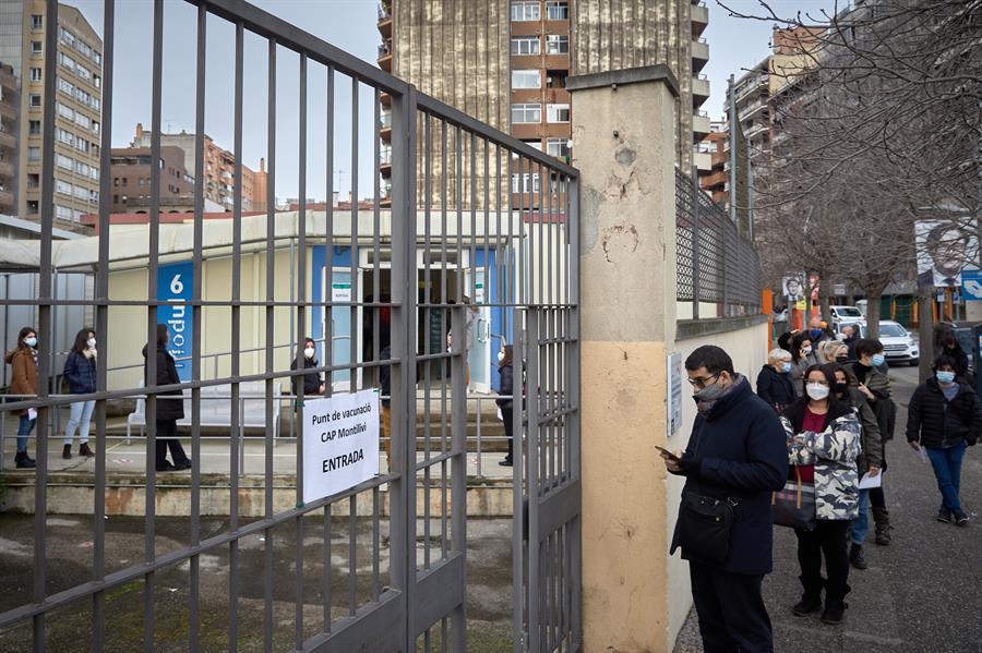 Una cola en Cataluña de personas que aguardan su turno para la vacunación contra el coronavirus / EFE