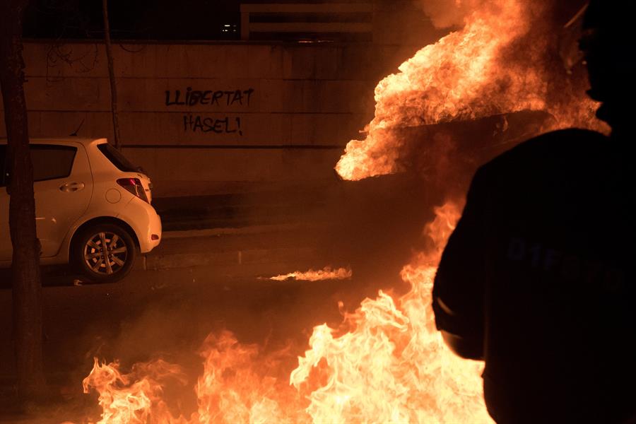 Altercados tras la manifestación celebrada hoy Miércoles en Lérida en protesta por la detención del rapero Pablo Hasel, que ayer ingresó en prisión, condenado por delitos de enaltecimiento del terrorismo e injurias a la Corona. EFE/Ramón Gabriel