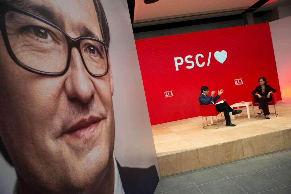 El candidato a la presidencia de la Generalitat por el PSC, Salvador Illa (i), y la vicepresidenta primera del Gobierno, Carmen Calvo (d), durante el acto sobre feminismo que han realizado este viernes en Barcelona, en el marco de la campaña electoral para las elecciones catalanas del 14F. EFE/Enric Fontcuberta