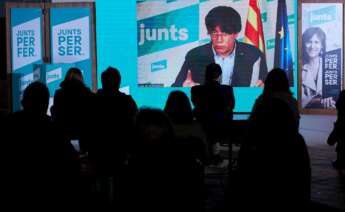 El expresidente catalán Carles Puigdemont participa telemáticamente en un acto de JxCat en Terrassa (Barcelona), el 2 de febrero de 2021 | EFE/AG