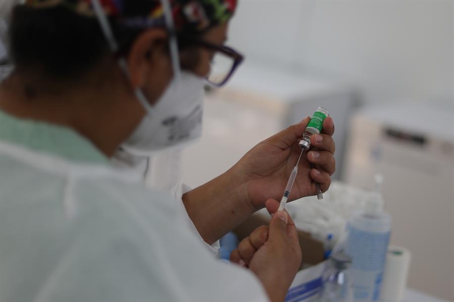 Médicos y personal sanitario del Hospital Nacional Rosales recibieron hoy, jueves la vacuna para prevenir la covid-19 en San Salvador / EFE
