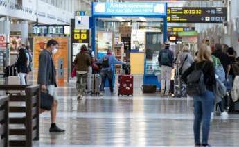 Llegada de turistas al aeropuerto de Tenerife Sur, en el municipio de Granadilla de Abona (Tenerife). EFE/Miguel Barreto