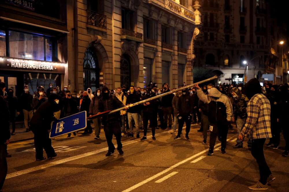 Manifestantes se enfrentan a la policía en la Vía Layetana de Barcelona en la sexta noche de disturbios tras la detención de Pablo Hasél. EFE