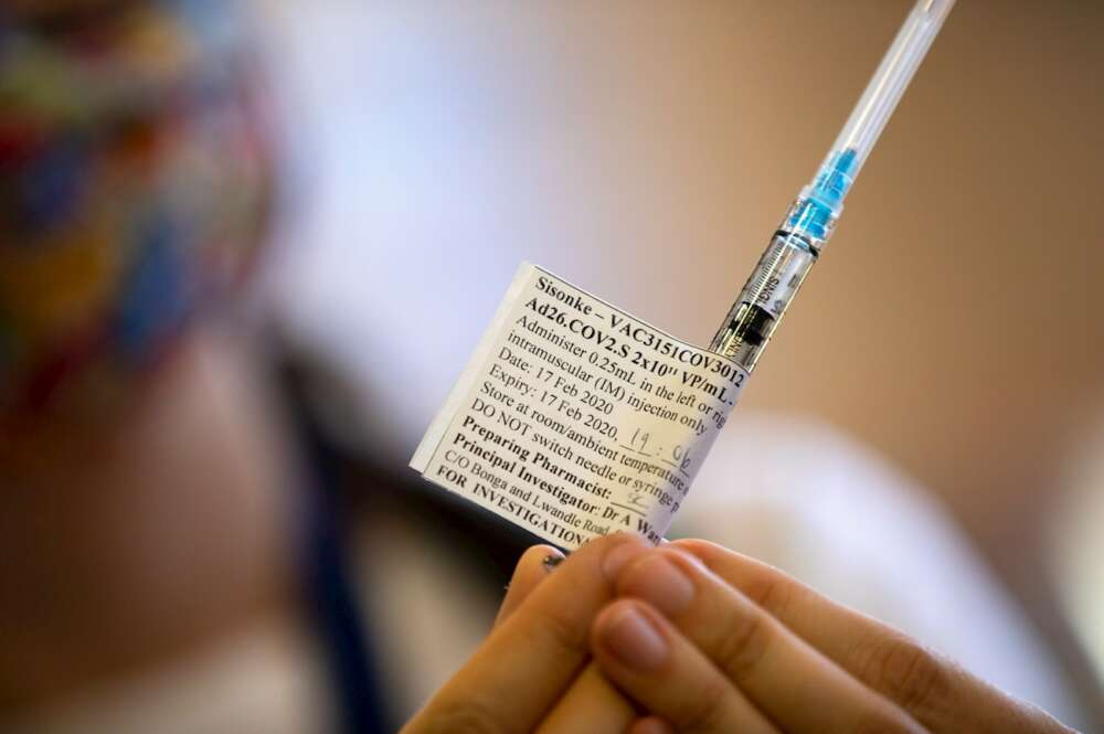 Vista de una vacuna de Johnson & Johnson contra la covid-19 que se ha autorizado en Estados Unidos. EFE/Nic Bothma/Archivo