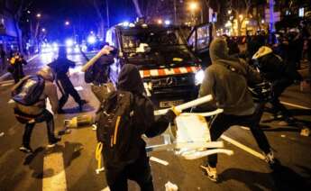 Altercados en la manifestación de protesta por la detención del rapero Pablo Hasel, que ayer ingresó en prisión, condenado por delitos de enaltecimiento del terrorismo e injurias a la Corona, este miércoles en Barcelona. EFE/Enric Fontcuberta