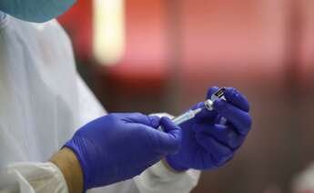 Un sanitario prepara una dosis de la vacunas contra la covid-19 en Madrid. EFE/JuanJo Martín/Archivo