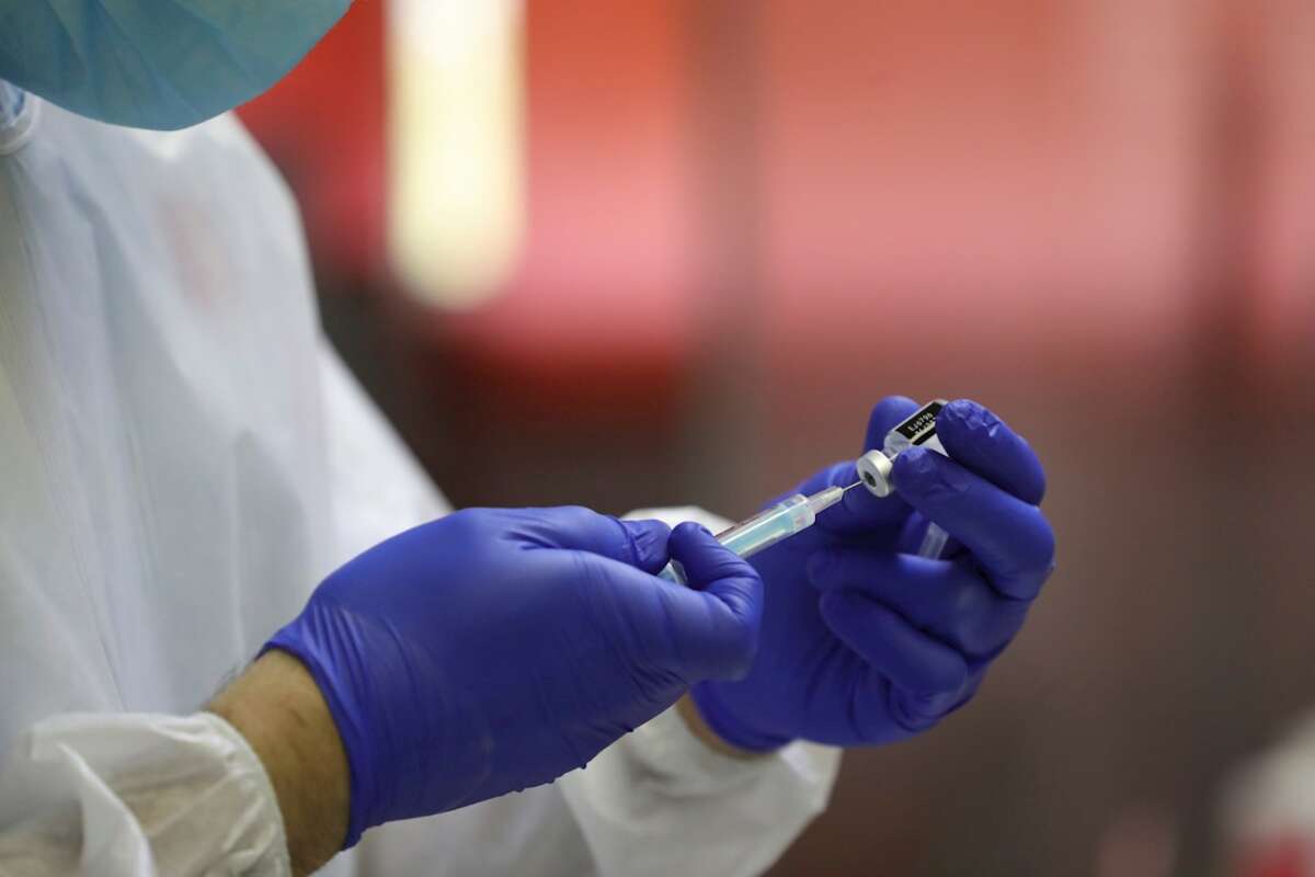 Un sanitario prepara una dosis de la vacunas contra la covid-19 en Madrid. EFE/JuanJo Martín/Archivo