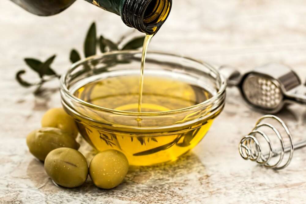 Un recipiente con aceite de oliva