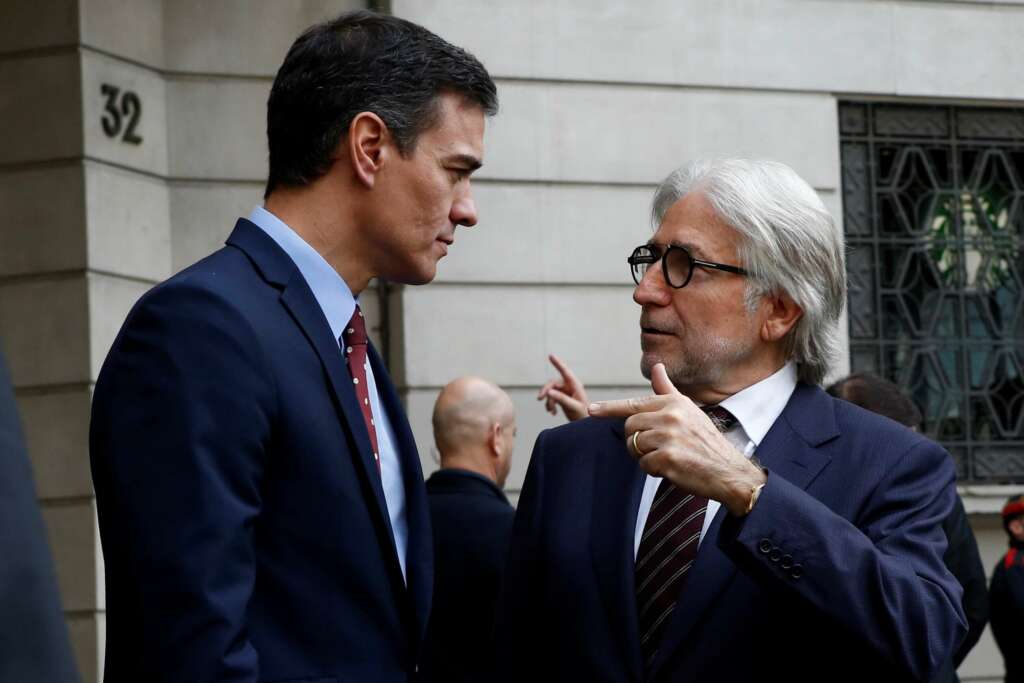 Josep Sánchez-Llibre con Pedro Sánchez en una visita del presidente a Foment en febrero de 2020. EFE