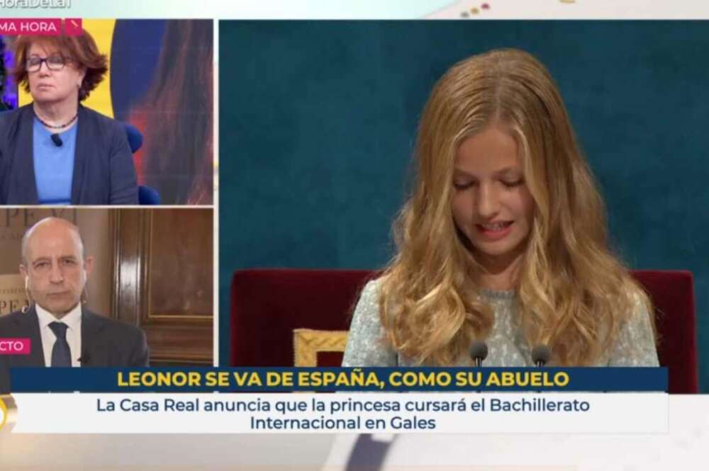 El polémico rótulo de 'La hora de La 1' con la leyenda 'Leonor se va de España, como su abuelo', emitido el 10 de febrero de 2021 en TVE | RTVE