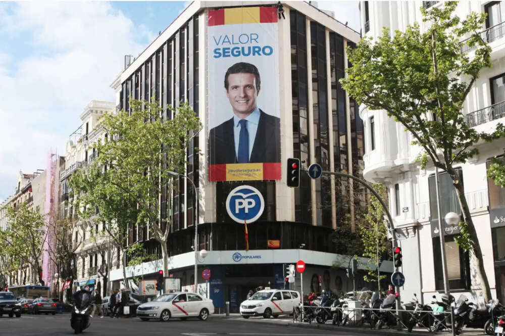 La sede del PP de la calle Génova con la imagen de Pablo Casado en una imagen de archivo | EFE