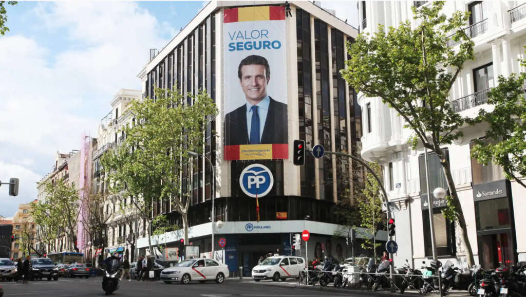 La sede del PP de la calle Génova con la imagen de Pablo Casado en una imagen de archivo | EFE