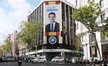 La sede del PP de la calle Génova con la imagen de Pablo Casado en una imagen de archivo | EFE