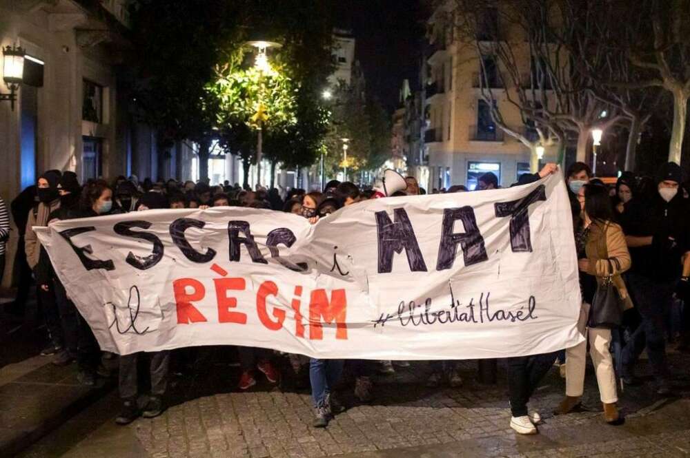 Pancarta en una manifestación en Girona por la libertad de Pablo Hasel. EFE/ Toni Vilches/Archivo