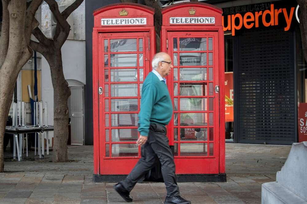 Un hombre camina sin mascarilla por las calles de Gibraltar este domingo. EFE/Román Ríos