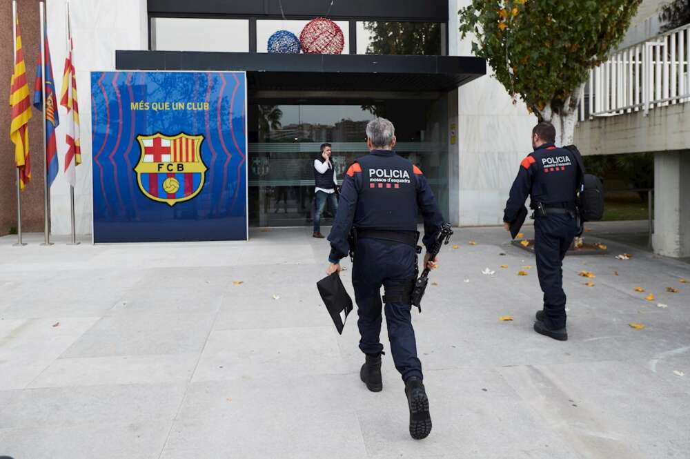 Dos miembros del cuerpo de los Mossos d,Esquadra, se dirigen a las oficinas del FC Barcelona. EFE/Archivo