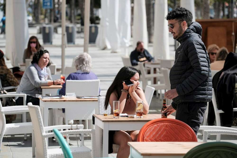 Varias personas en la terraza de un bar en Ibiza. EFE/Sergio G. Cañizares/Archivo