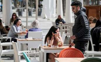 Varias personas en la terraza de un bar en Ibiza. EFE/Sergio G. Cañizares/Archivo