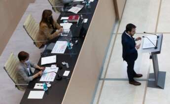 El candidato de ERC a la presidencia de la Generalitat, Pere Aragonès (d), en el Auditori del Parlament de Catalunya, durante su primera intervención en el debate de investidura. EFE/Enric Fontcuberta POOL