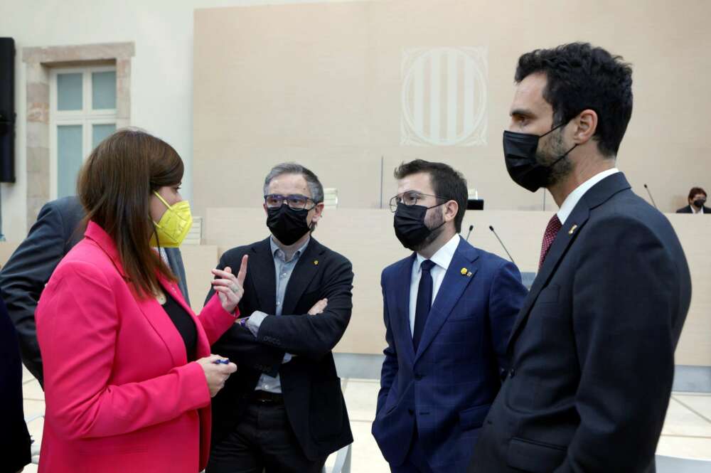 El candidato de ERC a la presidencia de la Generalitat, Pere Aragonès (2d), junto a sus compañeros Roger Torrent (d) y Josep Maria Jové (3d), conversan con la diputada de JxCat Gemma Geis (i), poco antes del comienzo del segundo debate de investidura de Aragonès. EFE/Quique García POOL