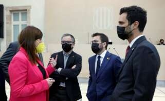 El candidato de ERC a la presidencia de la Generalitat, Pere Aragonès (2d), junto a sus compañeros Roger Torrent (d) y Josep Maria Jové (3d), conversan con la diputada de JxCat Gemma Geis (i), poco antes del comienzo del segundo debate de investidura de Aragonès. EFE/Quique García POOL