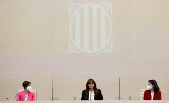 La nueva presidenta del Parlament Laura Borràs de JxCat (c) junto a las nuevas vicepresidentas Anna Caula de ERC (i) y Eva Granados del PSC (d) tras ser elegidas este viernes en su cargos