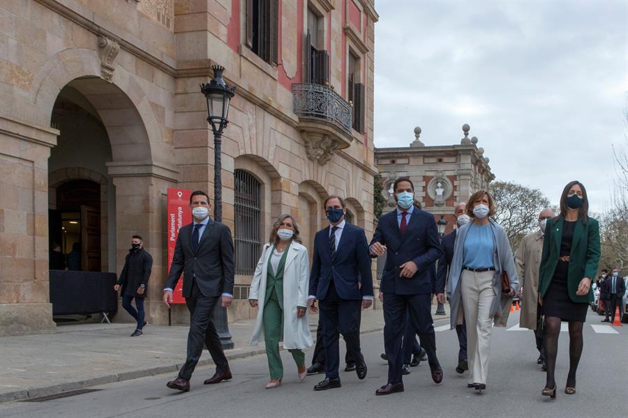 Los diputados de Vox, encabezados por su líder, Ignacio Garriga (c) a su llegada al Parlament de Cataluña que celebra este viernes su sesión constitutiva tras las elecciones del 14F