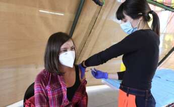 Una enfermera administra la vacuna de Astrazeneca en León, el 24 de marzo de 2021 | EFE/JC
