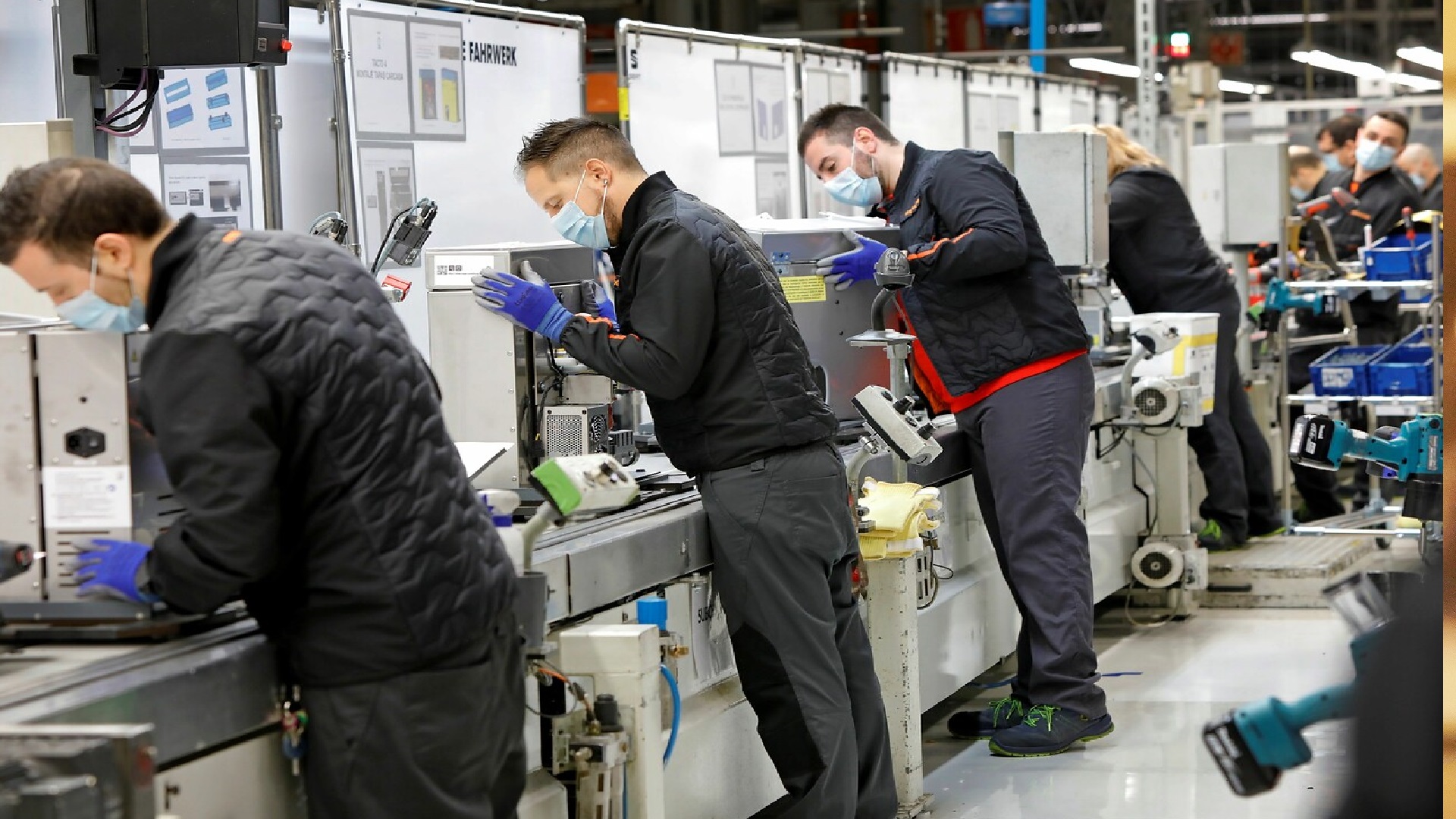 Varios operarios de SEAT trabajan en la cadena de montaje de los respiradores. EFE/Susanna Sáez/Archivo