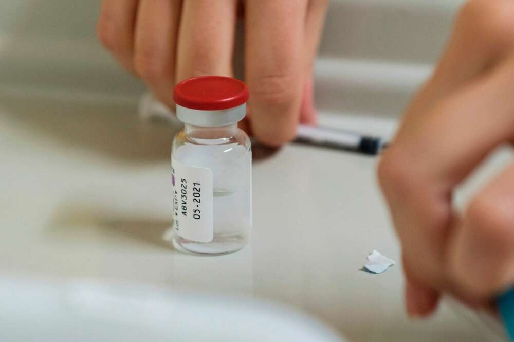 os sanitarios se preparan para administrar la primera dosis de la vacuna AstraZeneca en el Hospital de Can Misses de Ibiza. — Sergio G. Cañizares / EFE