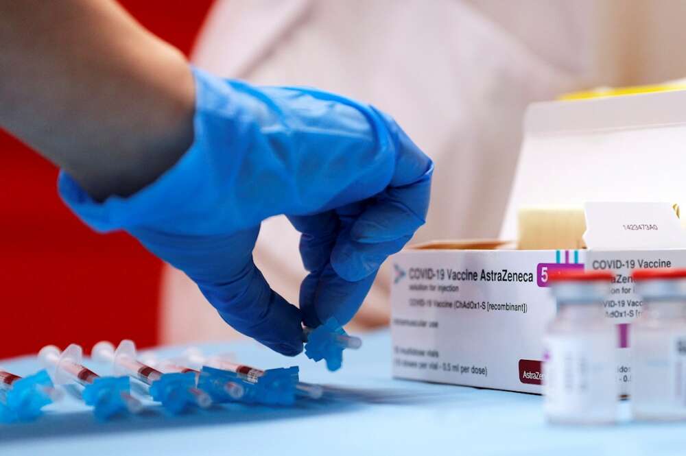 Personal médico prepara los viales de la vacuna de la farmacéutica Astra Zenaca, este viernes en la Ciudad Deportiva de la localidad valenciana de Paterna. EFE/Manuel Bruque
