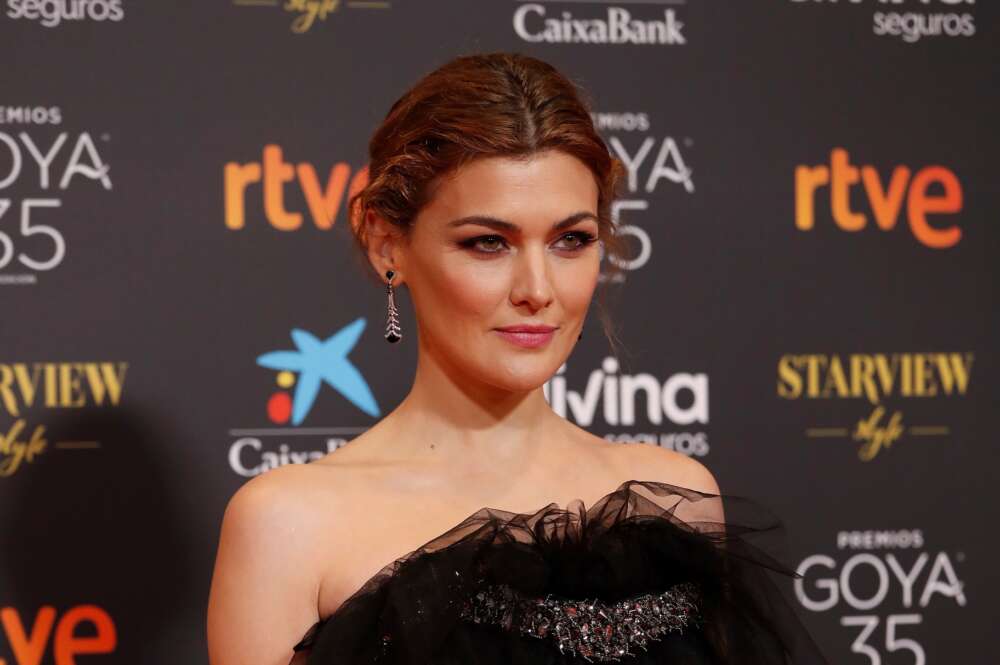 La actriz Marta Niego, una de las insultadas por los comentarios machistas que se escucharon en el Facebook de RTVE, a su llegada a la gala de la 35 edición de los Premios Goya, el 6 de marzo de 2021 en Málaga | EFE/JZ