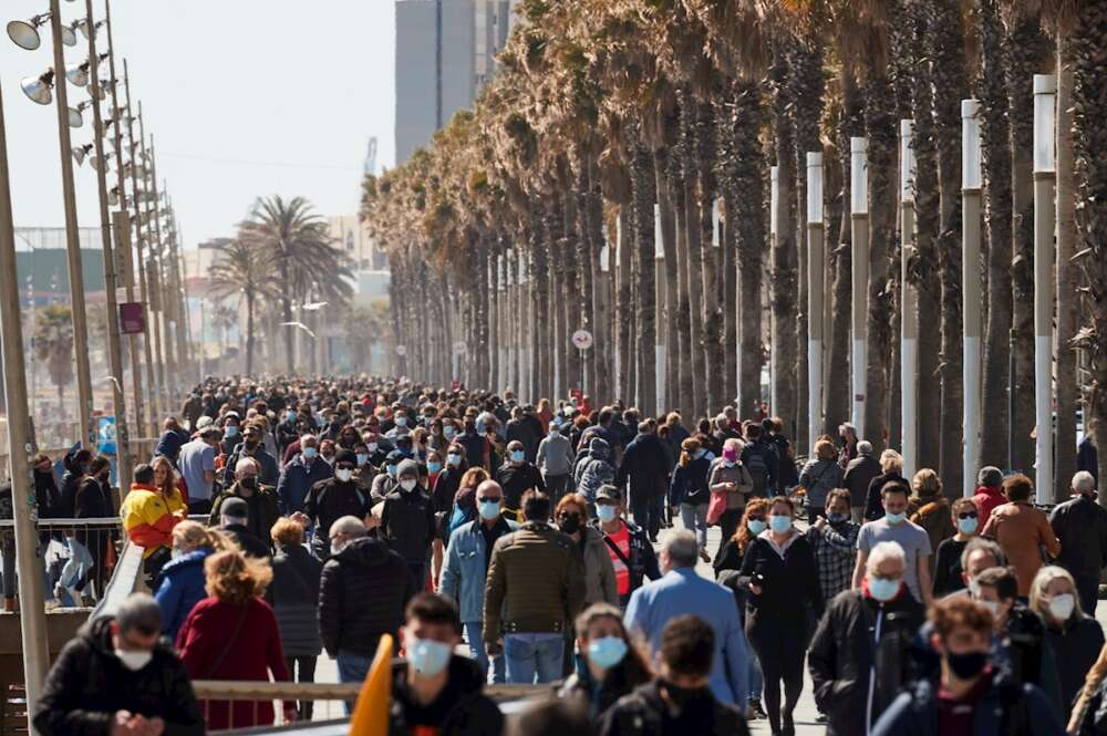 Vista del paseo marítimo de Barcelona el domingo 21 de marzo de 2021, en el primer fin de semana sin confinamiento comarcal por la Covid-19 | EFE/AG